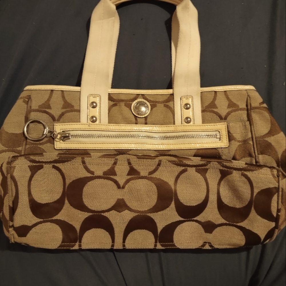 Coach Tote Vintage like new condition no tears or scuff marks lining in excellen